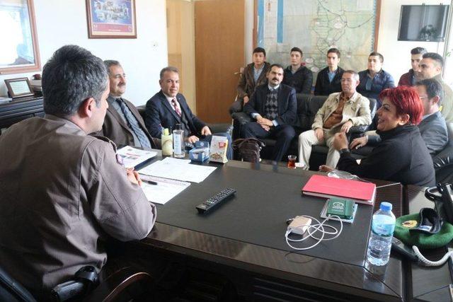 Kuşadası&rsquo;nda &Ouml;ğrenci Ve &Ouml;ğretmenlerden Askere Moral Ziyareti 2