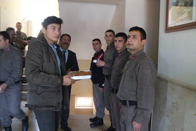 Kuşadası&rsquo;nda &Ouml;ğrenci Ve &Ouml;ğretmenlerden Askere Moral Ziyareti 3