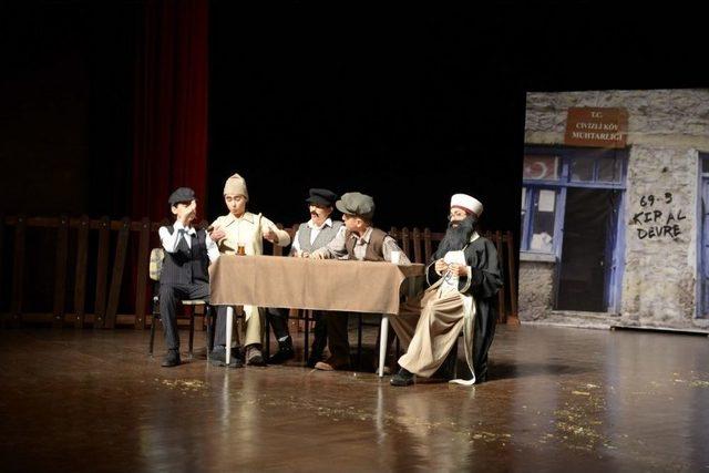 Minikler Tiyatrocuya, Resim Defterleri Bilete Dönüştü