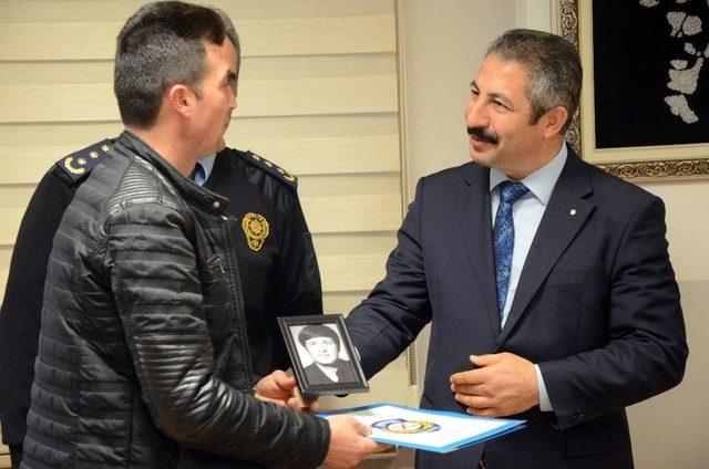 Hayatını Kaybeden S&uuml;r&uuml;c&uuml;lerin Ehliyetleri Yakınlarına Verildi 3