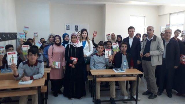 Üniversite Öğrencileri İmam Hatip Liselerine Kitap Hediye Etti