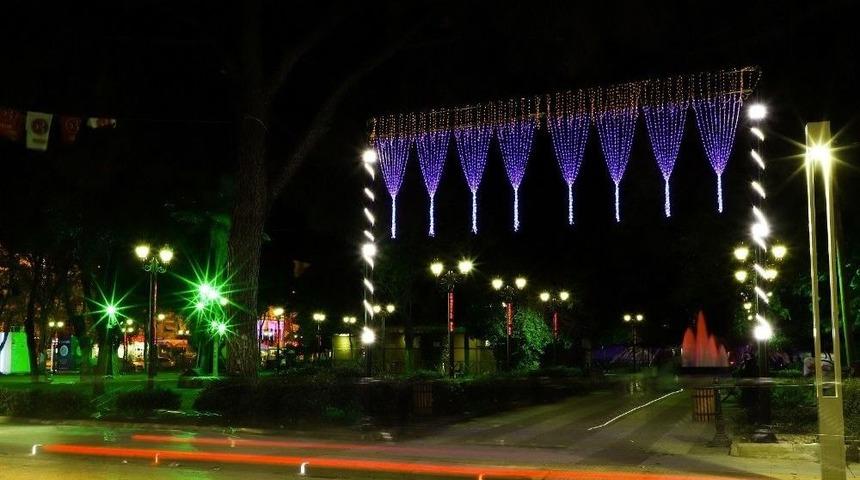 Atat&uuml;rk Parkı Işıl Işıl Oldu