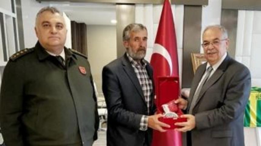 Şehit Babasına Kur’an-ı Kerim Ve Türk Bayrağı Hediyesi