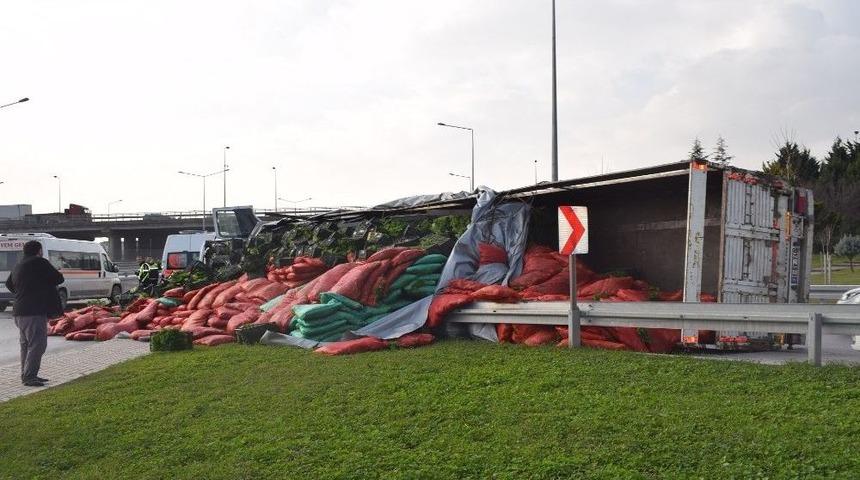Virajı Alamayan Tır Devrildi Y&uuml;zlerce Kasa Sebze Yola Savruldu