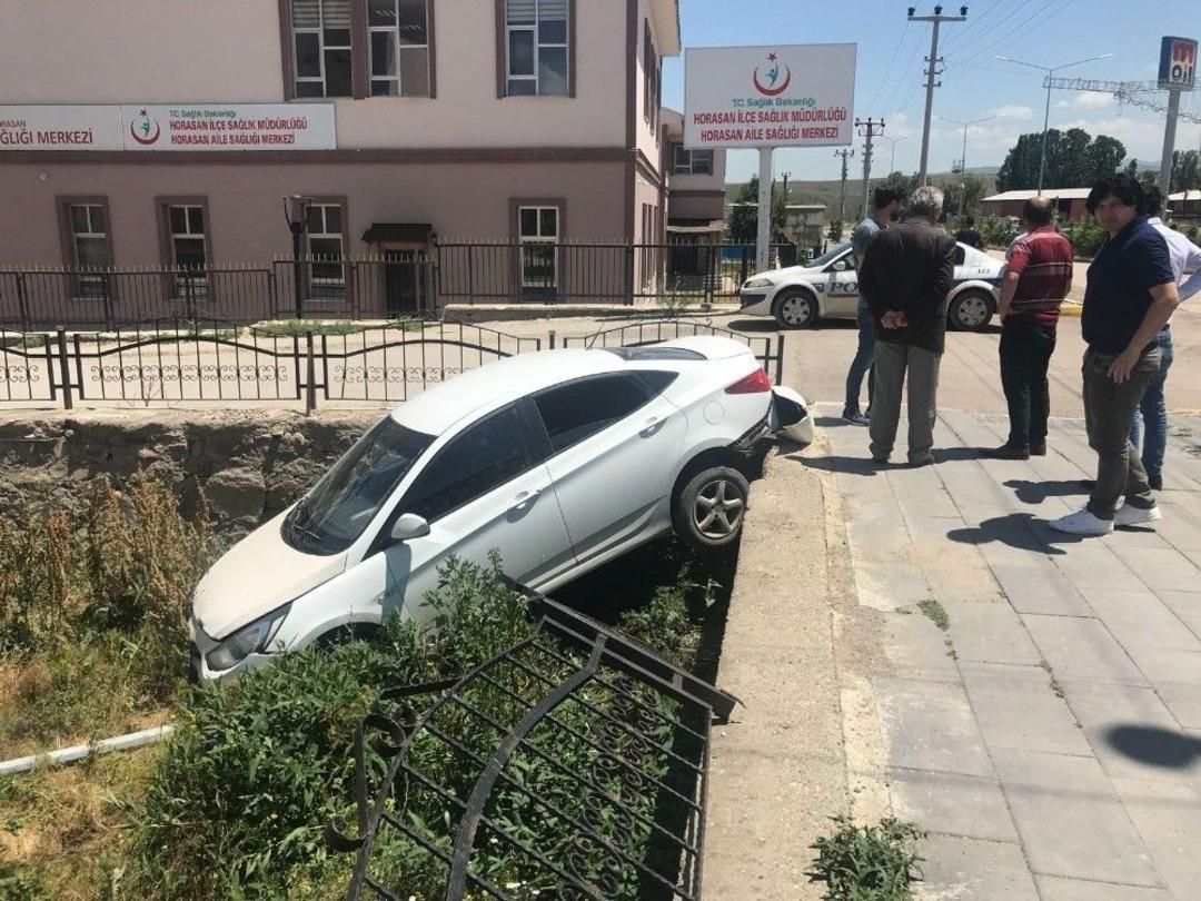 Otomobil Bah&ccedil;e Duvarından U&ccedil;tu