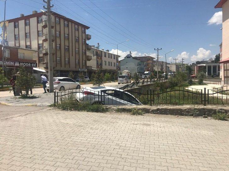 Otomobil Bahçe Duvarından Uçtu G1