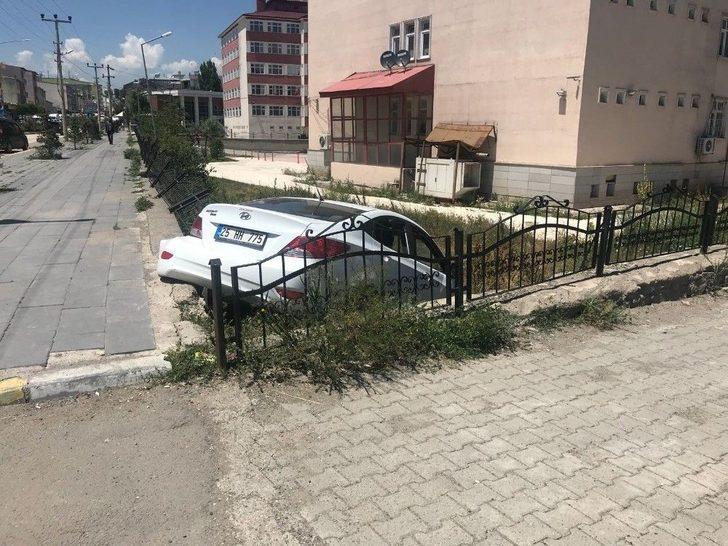 Otomobil Bahçe Duvarından Uçtu G3