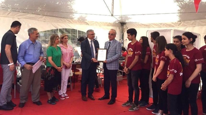 &Ouml;ğrenciler Kan Bağışı İ&ccedil;in Sıraya Girdi