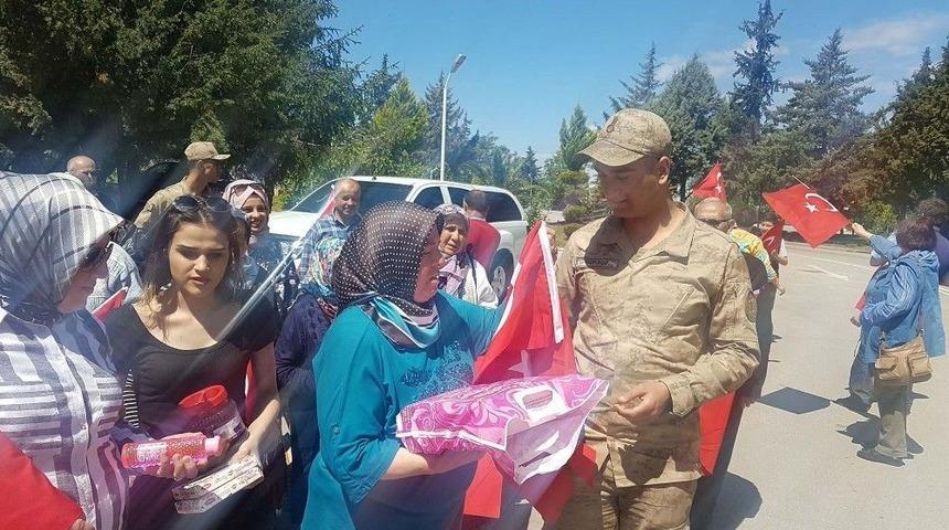 Isparta&rsquo;dan Afrin&rsquo;deki Mehmet&ccedil;ik&rsquo;e G&uuml;l &Uuml;r&uuml;n&uuml; Ve T&uuml;rk Bayrağı