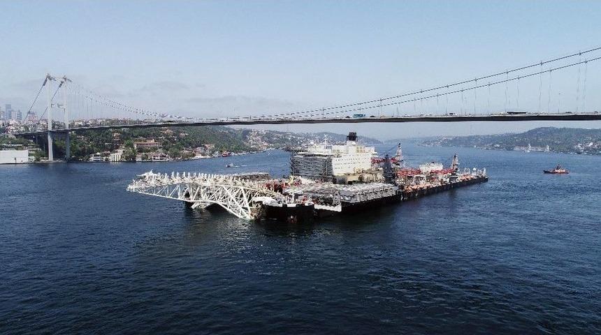 Dev Geminin Boğazdan Ge&ccedil;işi Havadan G&ouml;r&uuml;nt&uuml;lendi