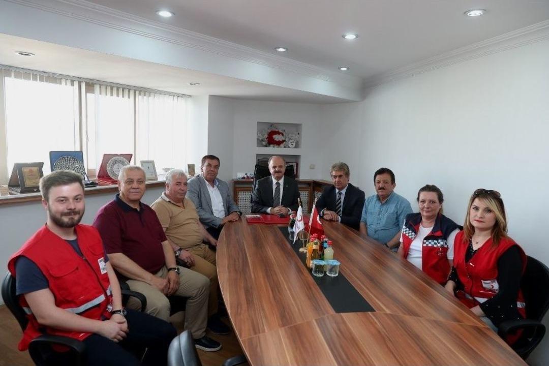 Vali &Ccedil;akacak, T&uuml;rk Kızılay&rsquo;ı Eskişehir Şubesi&rsquo;ni Ziyaret Etti
