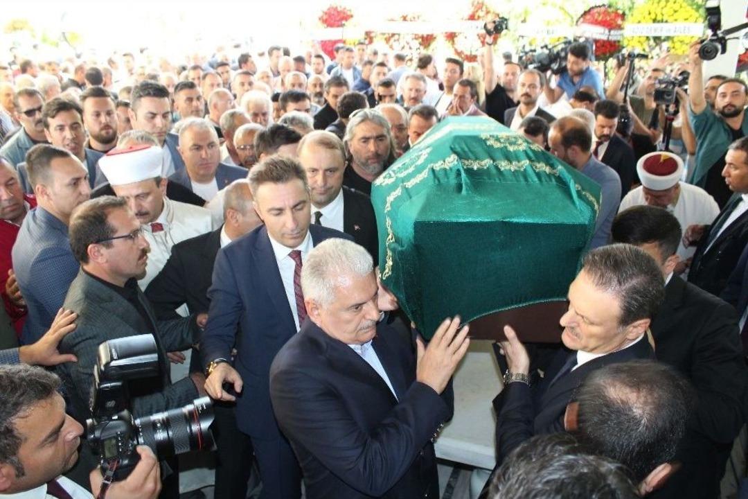 Alpay &Ouml;zalan&rsquo;ın Babası Son Yolculuğuna Uğurlandı