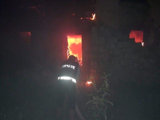 Ahşap Evde Çıkan Yangın Güçlükle Söndürüldü 1
