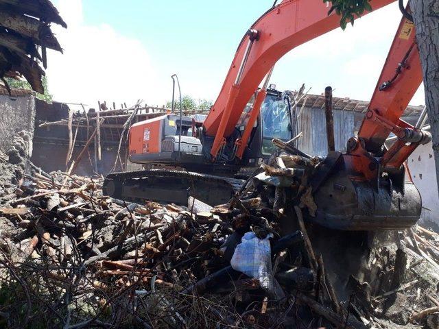 Ahşap Evde Çıkan Yangın Güçlükle Söndürüldü 2