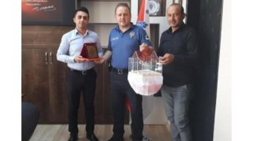 Kalp Masajıyla Kuşun Hayatını Kurtaran Polise Anlamlı Hediye