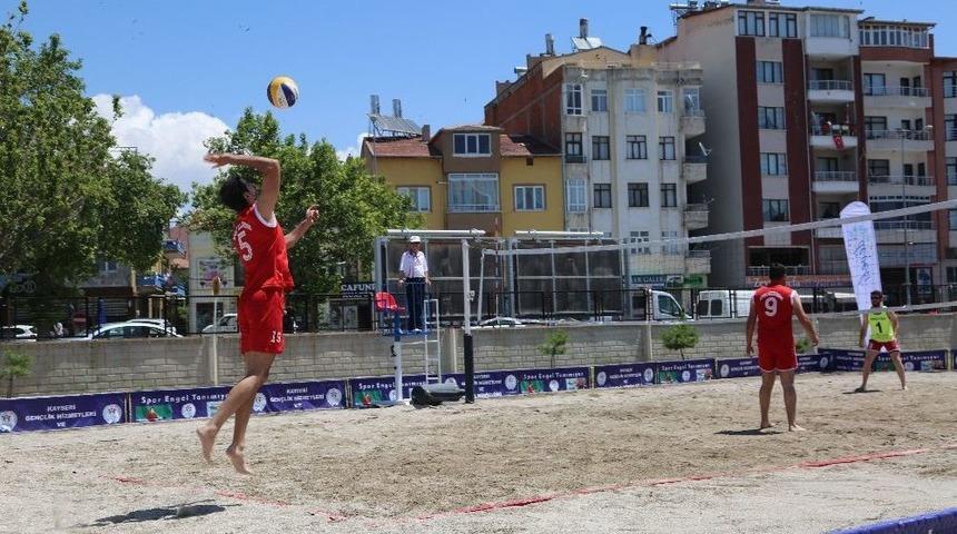Develi&rsquo;de Plaj Voleybolu Turnuvası Başladı