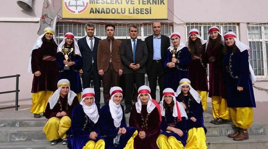 Adilcevaz Halk Oyunları Ekibi İl Birincisi Oldu