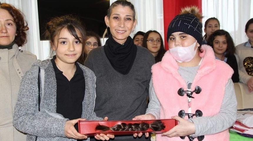 L&ouml;semi Hastası Olan Kız &Ccedil;ocuğuna Sa&ccedil;ını Hediye Etti