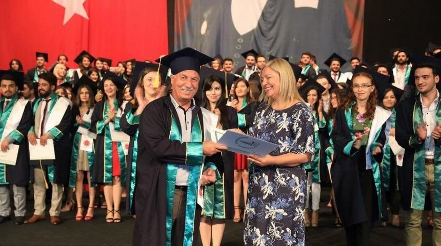63 Yaşında Hukuk Fak&uuml;ltesini Bitirdi
