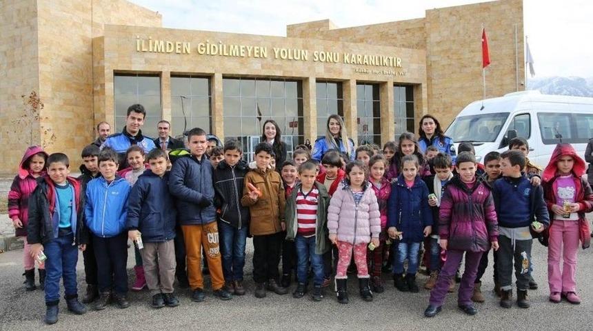 K&ouml;yden Gelen &Ccedil;ocuklar, &Uuml;niversiteyi Gezdi