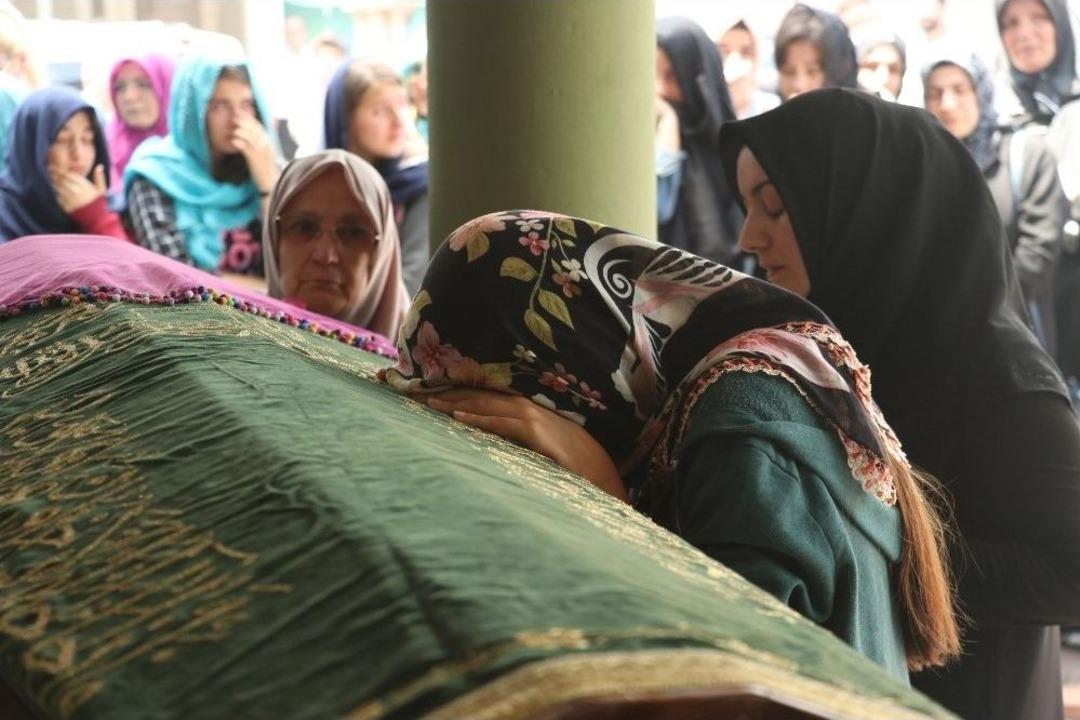 Polis Kocası Tarafından &Ouml;ld&uuml;r&uuml;len Kadın Toprağa Verildi