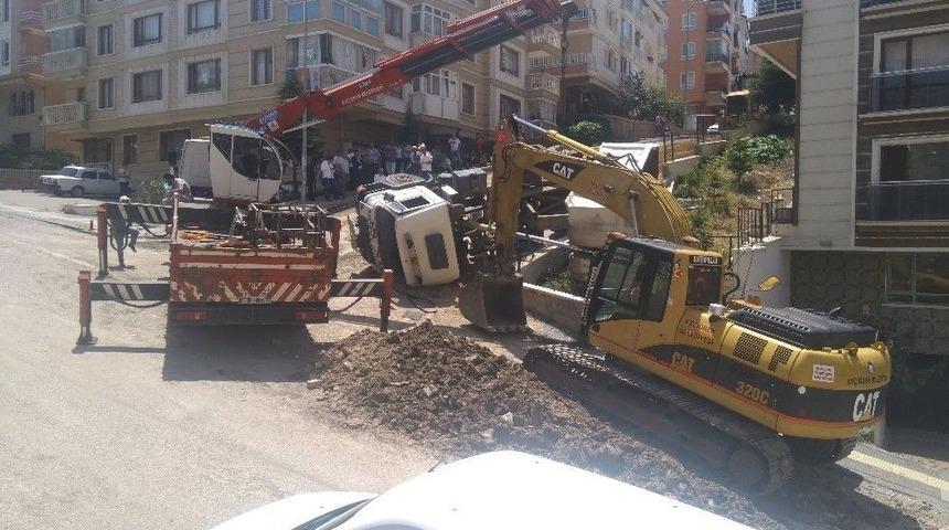 Başkent&rsquo;te Belediyeye Ait Kamyon Devrildi: 1 Yaralı