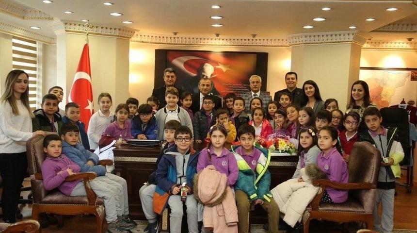 Vali Sonel, &Ouml;ğrencileri Makamında Ağırladı