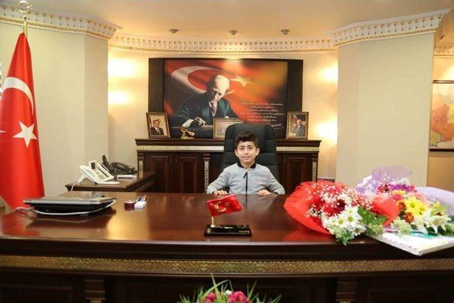 Vali Sonel, Öğrencileri Makamında Ağırladı 2