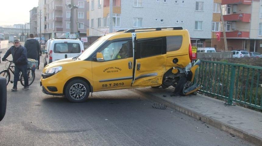 Otomobil &Ouml;n&uuml;ne Gelene &Ccedil;arptı: 2 Yaralı