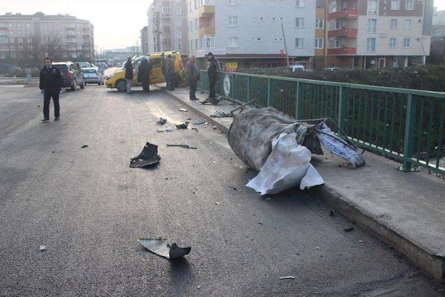 Otomobil &Ouml;n&uuml;ne Gelene &Ccedil;arptı: 2 Yaralı 1