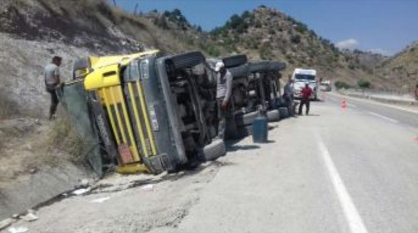 K&ouml;peğe &Ccedil;arpmak İstemeyen S&uuml;r&uuml;c&uuml; Tırı Devirdi: 1 Yaralı