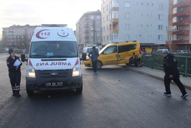 Otomobil &Ouml;n&uuml;ne Gelene &Ccedil;arptı: 2 Yaralı 2