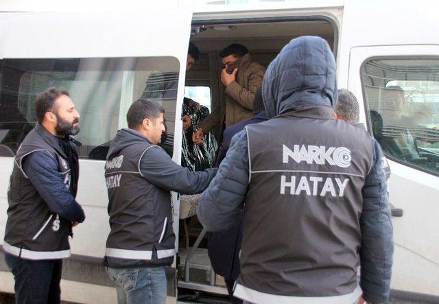 Hatay&rsquo;da 2 Kilogram Takoz Esrar Ele Ge&ccedil;irildi 1