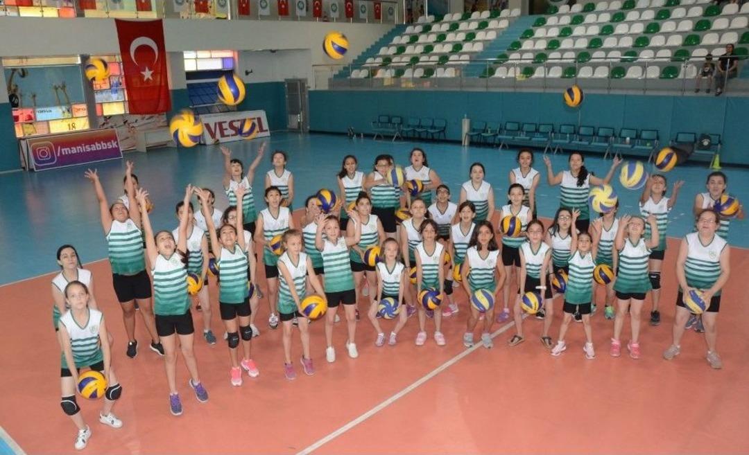 Manisalı &Ccedil;ocuklar Tatillerini B&uuml;y&uuml;kşehirin Yaz Okullarında Değerlendiriyor