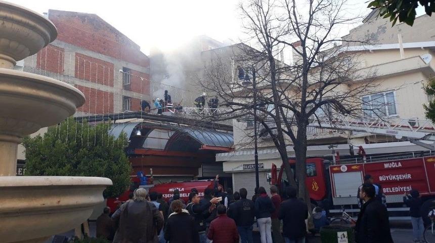 &Ccedil;atı Yangını &Ccedil;arşı Esnafını Korkuttu