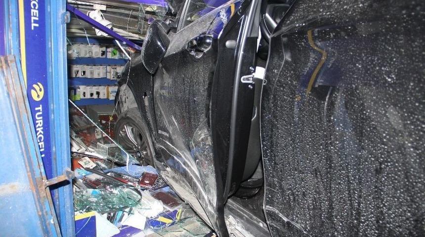 Şişli&rsquo;de Ara&ccedil; İşyerine Daldı