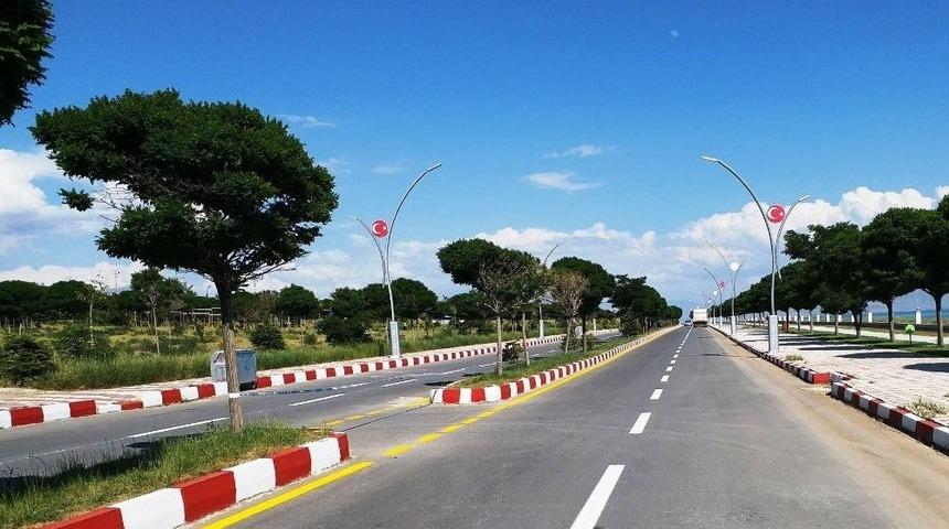 Erciş Belediyesinden Ref&uuml;j Boyama, Parke Taşı D&ouml;şeme &Ccedil;alışmaları