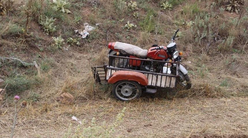 Motosikletin Altında Kalan S&uuml;r&uuml;c&uuml; Hayatını Kaybetti