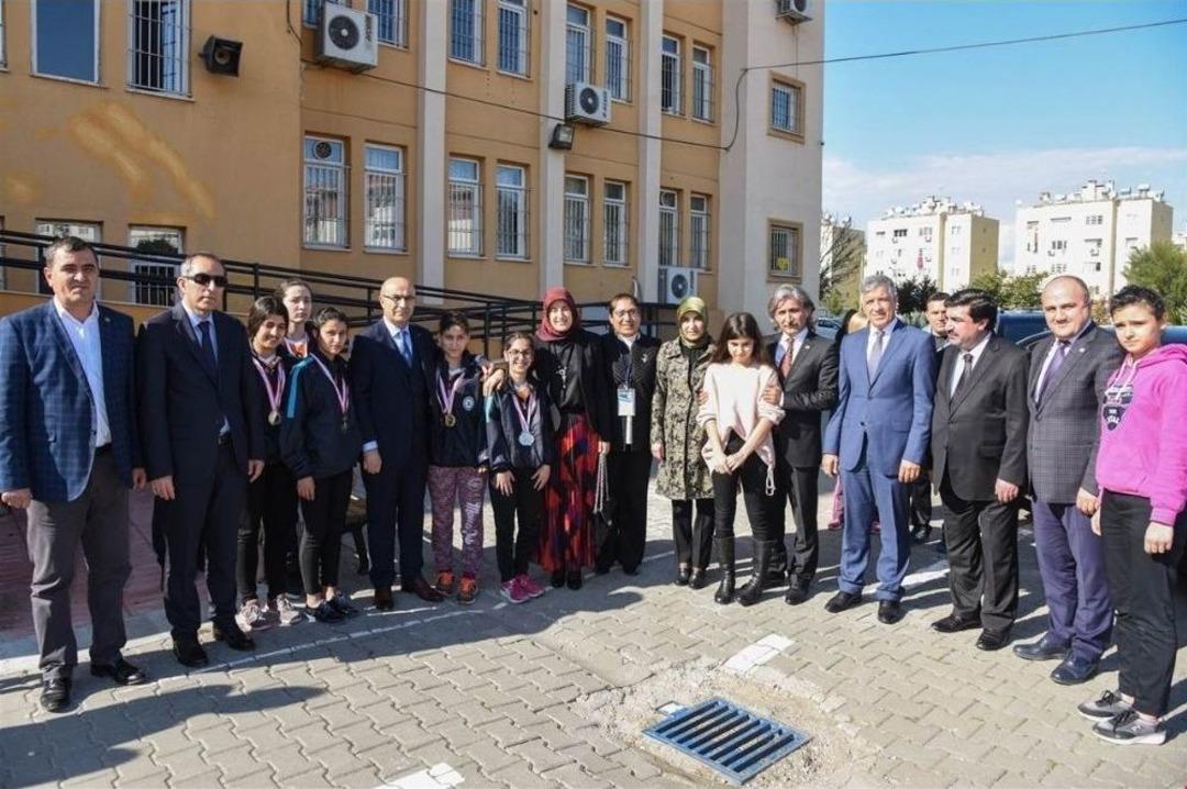Vali Demirtaş, &lsquo;&rsquo;masallarıma Kar Yağıyor&rsquo;&rsquo; Adlı Tiyatro Oyununu İzledi