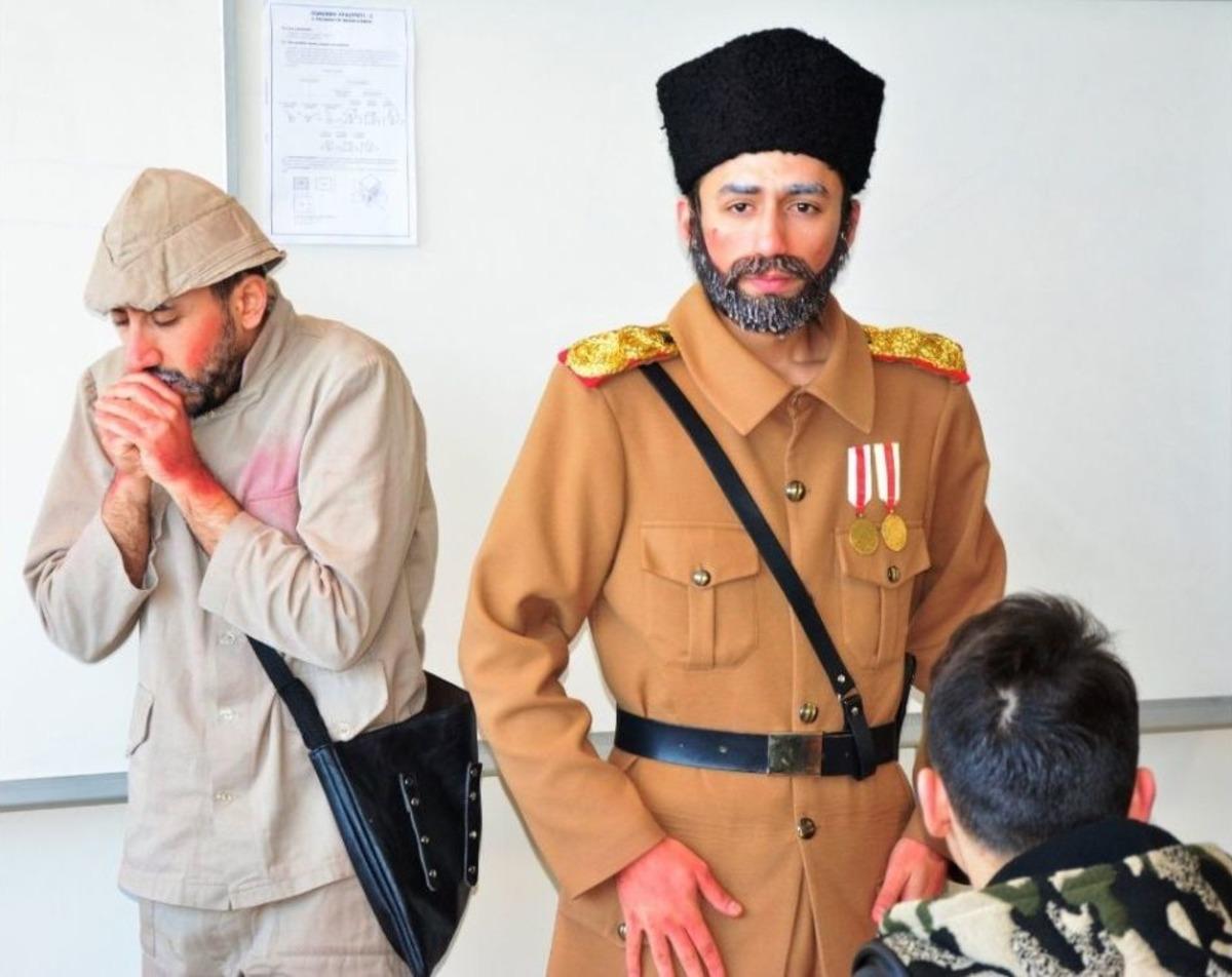 Lapseki&rsquo;de &rsquo;&ccedil;at Kapı Projesi&rsquo; Tiyatro Etkinliği