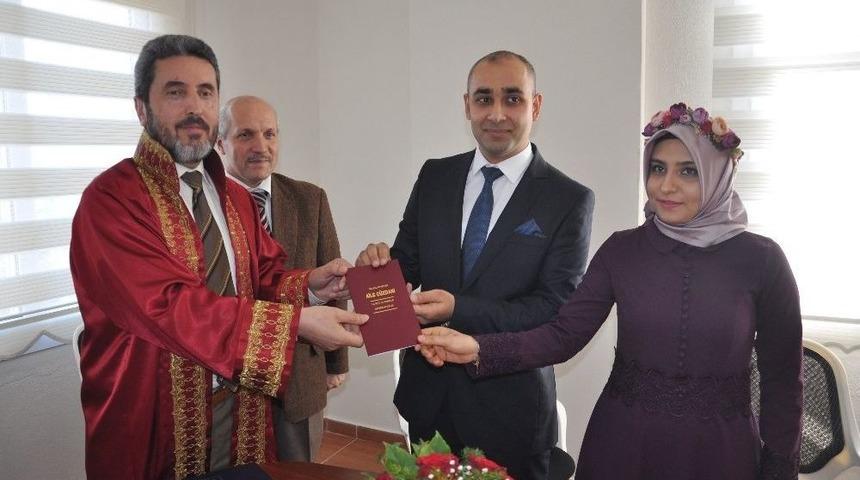 Resmi Nikahlarını M&uuml;ft&uuml; Kıydı