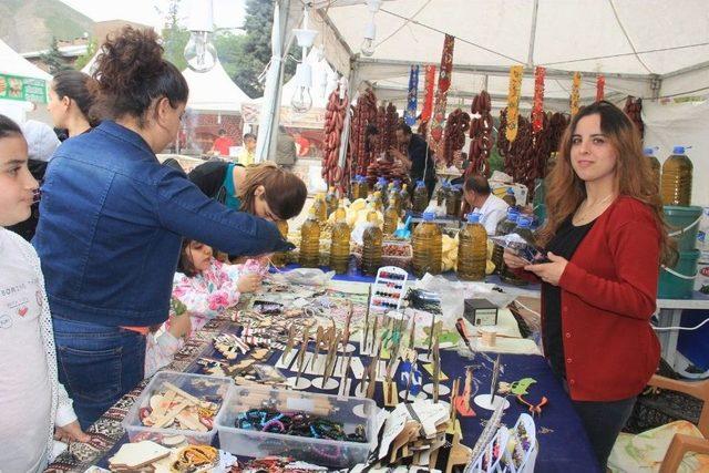 Hakkari’de ‘yöresel Ürünler Fuarı’ Açıldı