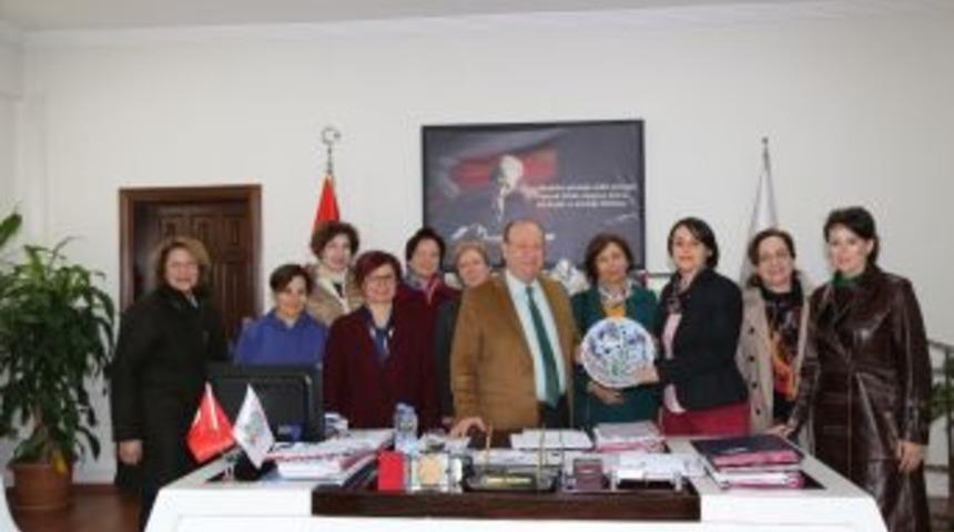 &Ccedil;ini Sanatı Kursiyerleri Başkan &Ouml;zakcan&rsquo;ı Ziyaret Etti