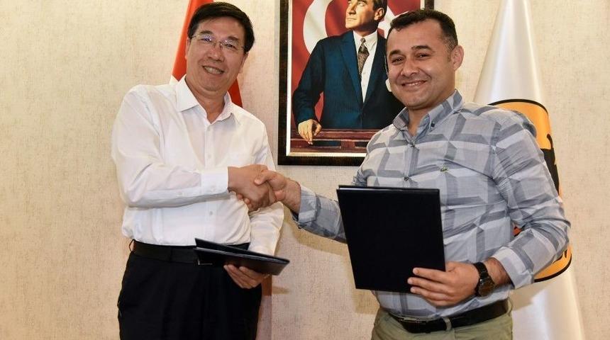 Başkan Y&uuml;cel, &Ccedil;inlilerle S&ouml;zleşme İmzaladı