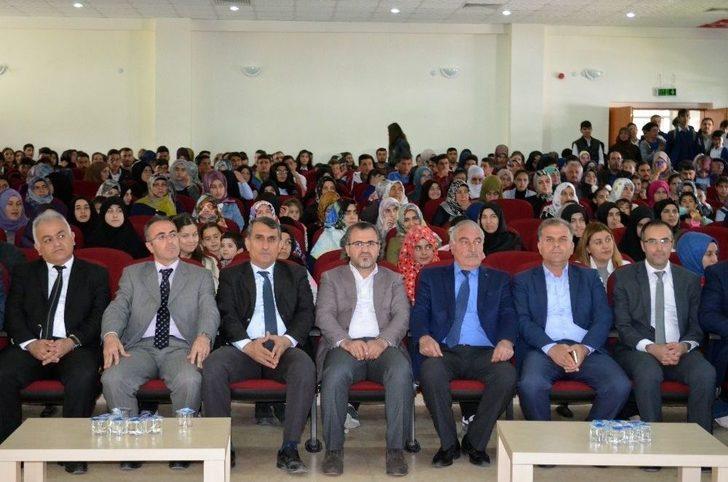 Adilcevaz’da “bilinçli Aile, Duyarlı Gençlik” Konferansı G3