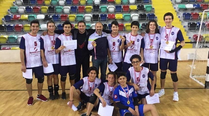 Burhaniyeli Gen&ccedil;ler Voleybolda Balıkesir&rsquo;i Temsil Edecekler