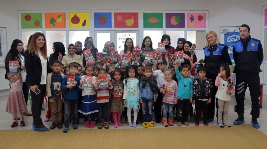 Polisten Minik Öğrencilere Güvenlik Eğitimi