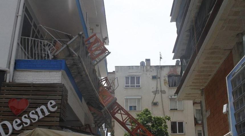 Antalya’da İnşaat İskelesi Yan Binanın Balkonuna Devrildi