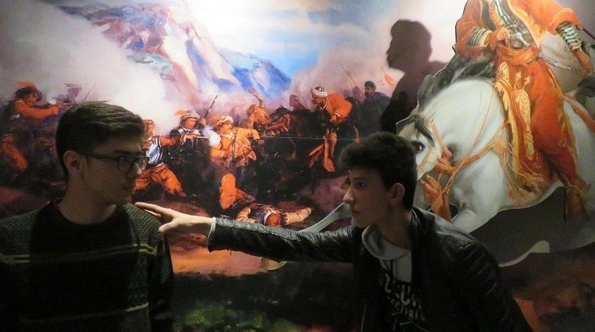 M&uuml;zede Drama Var