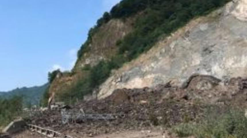 Artvin’de Taş Ocağında Patlatma Heyelana Neden Oldu: 2’si Asker 3 Yaralı